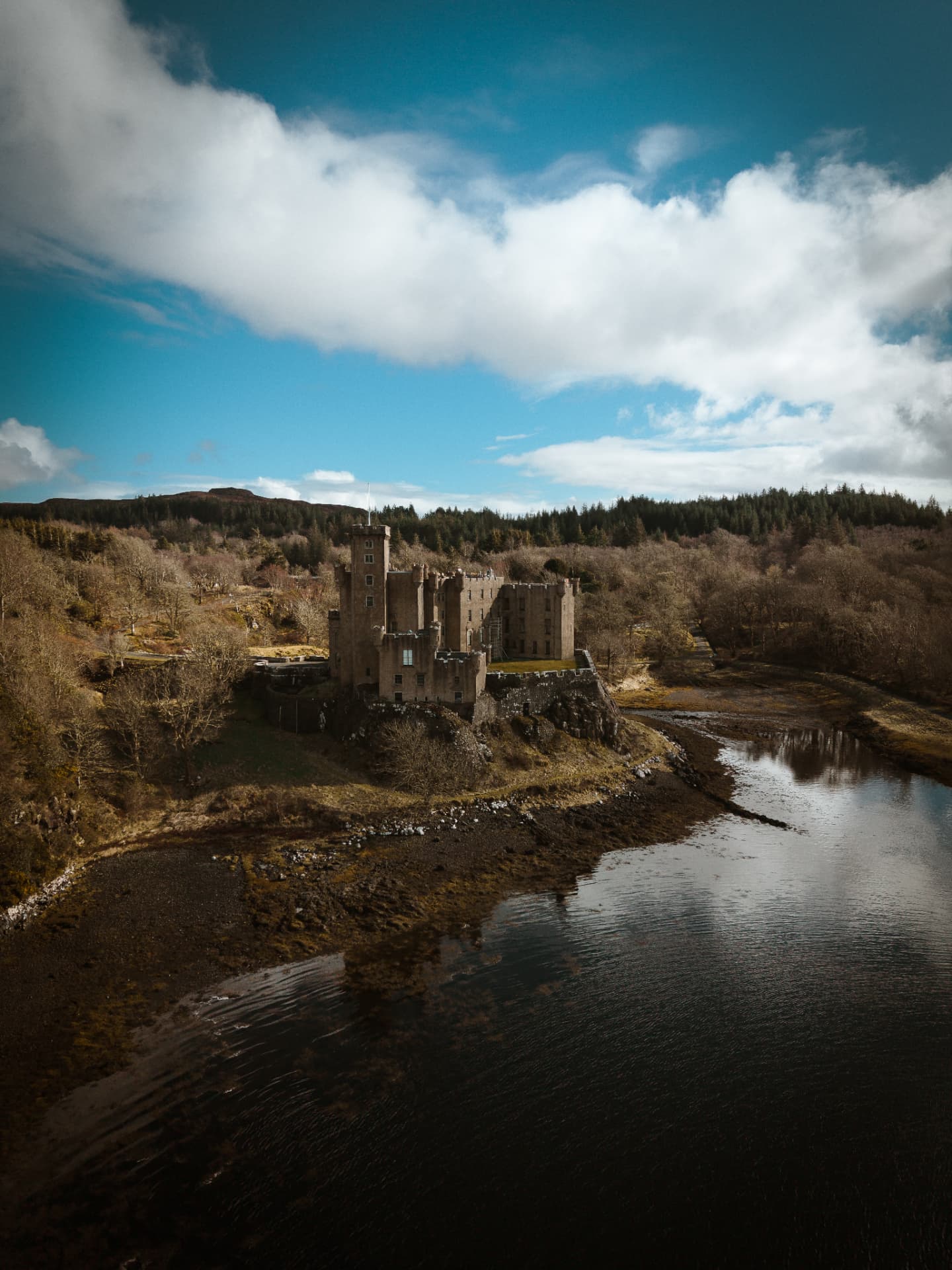 Fotografía aérea con drone de un castillo junto al lago, trabajo de piloto de drones de Fer Herrera