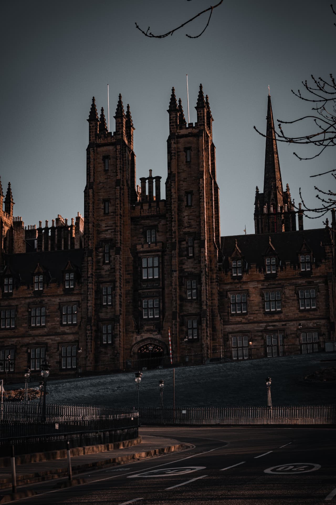 Edificio histórico de estilo gótico victoriano fotografiado al atardecer