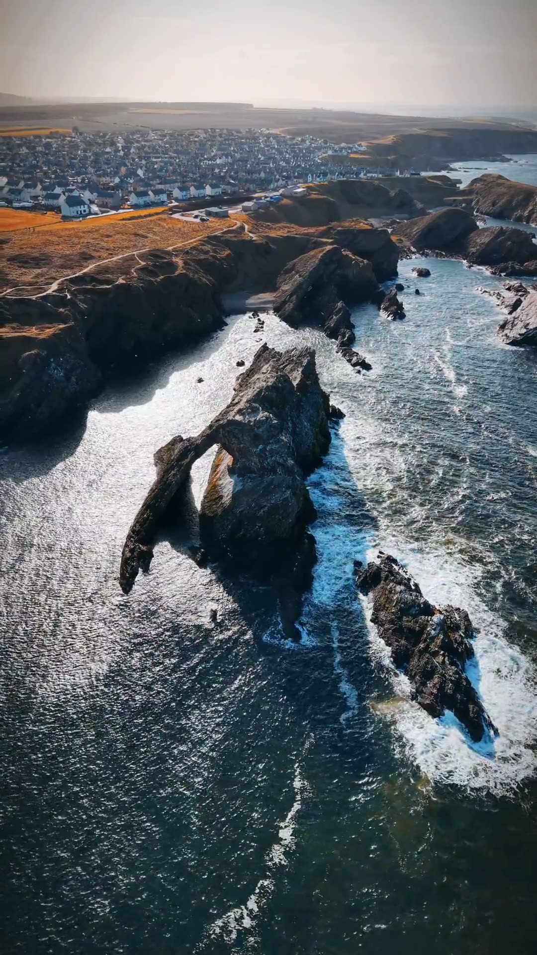 Miniatura: Vídeo con drone de la costa y los acantilados escoceses.