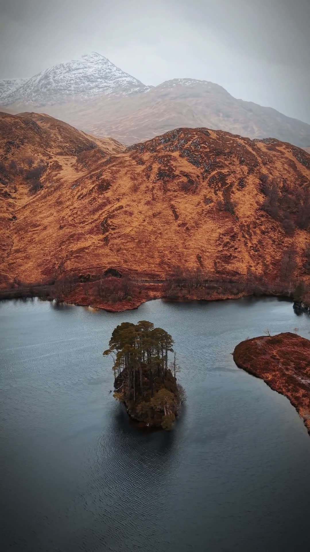 Miniatura: Grabación aérea con drone de lagos y montañas en Escocia.