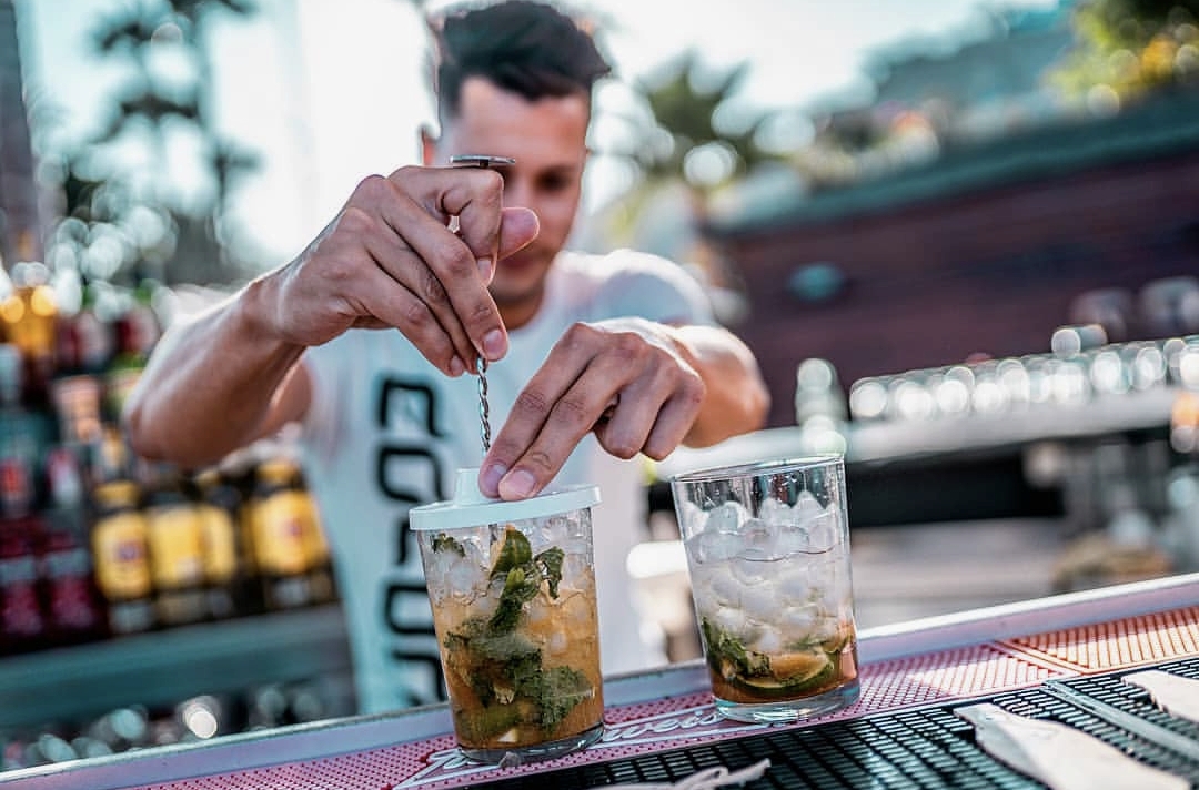 Barman preparando cócteles en la barra de un evento en Las Palmas de Gran Canaria