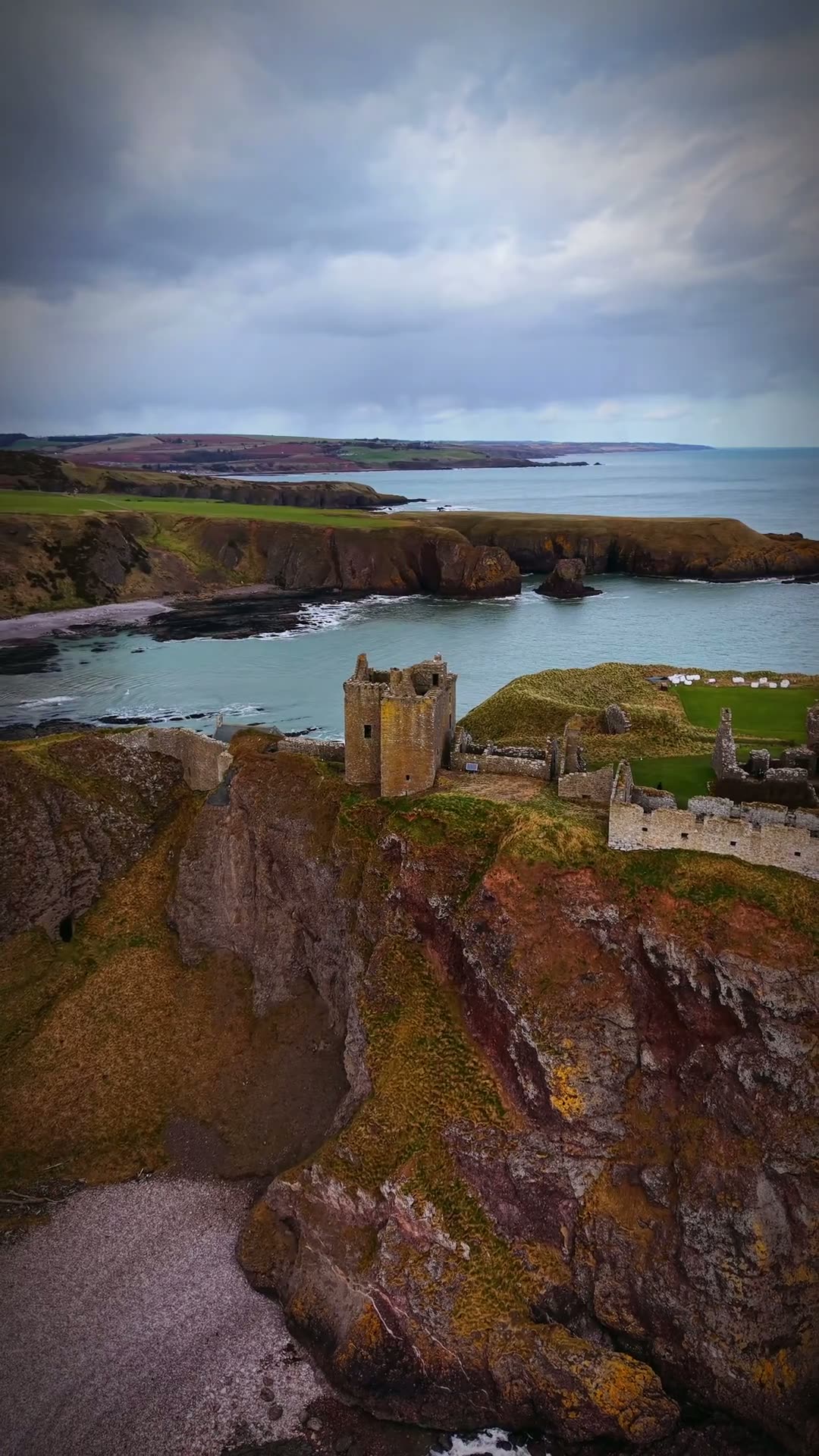 Miniatura: Vuelo con drone sobre el paisaje de las Highlands de Escocia.